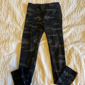 Girls Athleta black camo leggings